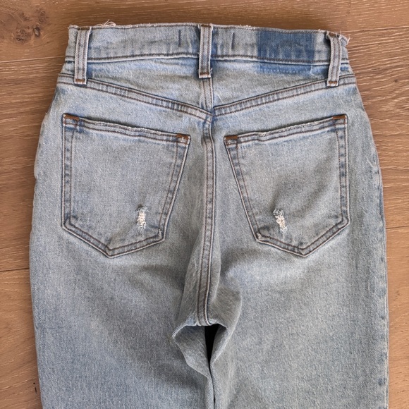 Abercrombie & Fitch The 90s Straight Ultra High Rise light wash Vent Hem Jeans - Picture 12 of 15